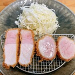 とんかつ ぶたしょう - お肉のキメが美しい～( ¤̴̶̷̤́ ‧̫̮ ¤̴̶̷̤̀ ) ✧
      見た目でジューシーなのが分かります