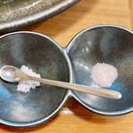 Tonkatu butashou - 岩塩をベースに25種類のお塩をブレンドしたもの(右)と
                      紀伊水道のお塩(左)をとお塩にも拘りが