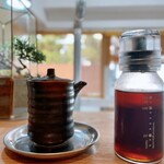 とんかつ ぶたしょう - 左がソース、右がドレッシング
      ゴマ油が効いた自家製ドレッシングも美味しかった♡