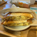 WORK SPACE WAGON - 加入了地瓜、蜂蜜、肉桂和起司的熱壓三明治