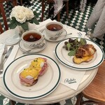 ラルフズ コーヒー - ベーコン、エッグ＆チーズクロワッサン
            エッグベネディクト
            (ホットティーセット)