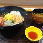 Uminosachitoyamanosachisurugashokudouneopasasurugawannumadukudari - 桜えびとしらすの5色丼。1780円。ご飯は温かくない。冬にはどうなんだろう？