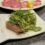 伏見焼肉 うし連れ - 究極のネギ盛りタン塩