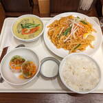 インド＆タイ料理専門店 Surya Royal Garden - ...「スリヤ スペシャル コンボ（1000円）」+「ドリンク（100円）」、パッタイとグリーンカレーです。大満足☆彡