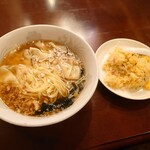 芳香園 - ワンタン麺と半炒飯