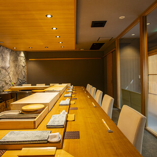 落ち着いたモダンな店内でお寿司とお酒に舌鼓＜個室有り＞