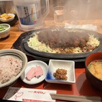 Nagoya Meibutsu Misokatsu Yabaton - こちらキャベツもしんなり美味しい。雑穀米で。