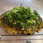 Hiroshima Okonomiyaki Okotarou - お好み焼き
                        そば入り（野菜・肉・卵入り）
                        ねぎかけ（広島室島ねぎ）