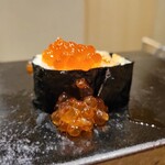 Sushi Akiha - 【あきは巻き】中には大間マグロ部位色々、雲丹、スミイカがたっぷりで、シャリより具の方が多い太巻きに、仕上げは大将が一人ずつイクラを盛ってくれる。Special❗