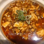 麺や 菜 - 麻婆豆腐。
      ピリ辛だけど、そこまでではない。
      ココイチで例えると2辛くらい。
      辛いかな？と感じるけど
      5辛とか10辛には及ばない。