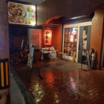 麺や 菜 - 今日は久しぶりに少し残業。
      帰りは小雨。
      なので、少し雨宿りも兼ねて麺や 菜 SAIへ。