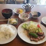 Resutoran Zaou - 食べ始めの料理一覧、これで900￥プラス大盛り200￥はかなりお得！