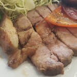 レストラン 蔵王 - ロースソテーの断面、脂身はほぼありせん