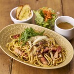 Kawara Cafe＆Kitchen - 厚切りベーコンと茸、香味野菜の醤油バター