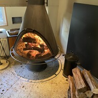 泉岳寺門前 紋屋 - 入るとすぐに暖炉が