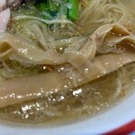 麺屋 空海 - ■空海らぁめん塩￥880…スープは鶏と魚介のWかな？麺は中細ストレート。煮豚は脂身少な目の肩かな？と鶏胸肉の２種。穂先メンマは柔らかくて、おいしいなぁ。