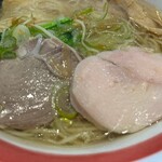 麺屋 空海 - ■空海らぁめん塩￥880…スープは鶏と魚介のWかな？麺は中細ストレート。煮豚は脂身少な目の肩かな？と鶏胸肉の２種。穂先メンマは柔らかくて、おいしいなぁ。