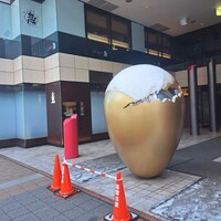 すし うおいち - ビルのエントランスにあるオブジェも寒そうにしていた。