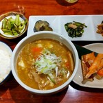 灼味噌らーめん 八堂八 - 豚汁セット 1000円 
      (豚汁並盛り、ご飯、お漬物、おかず2品)、玉子焼