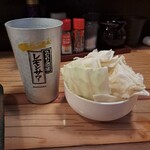 炭火串文化　あぶりや - レモンサワーを注文した。　それに付きだしなのかな？　キャベツのざく切りが嬉しい。