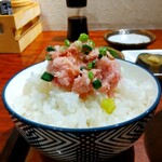 灼味噌らーめん 八堂八 - ネギトロは醤油を垂らしてご飯の上に