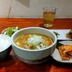 Yaki Miso Ramen Yadoya - 豚汁セット 1000円  (豚汁並盛り、ご飯、お漬物、おかず2品)、玉子焼