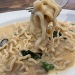 ハラペコキッチン - 生パスタは、沖縄そばとかうどんみたいな感じ。スープは塩分強め。味付けはクリームが粉ミルクっぽくて好みとは違うかも。次回はお肉のグリルか乾麺でぺペロン系にしようかな。