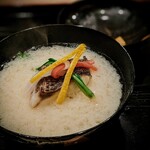 茜坂大沼 - お椀を開けると、白味噌の甘い香りが広がり、明石の鯛で目出度い「白味噌雑煮」♪お出汁感たっぷりで、お味噌の甘い深みが加わります。 更に、香ばしく炭火で炙った鯛自体も美味しくて、最上級です。