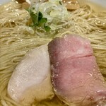 麺屋 彩音 - 鶏胸肉と豚肉のレアチャーシューとメンマにネギ