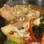 札幌スープカレー絲 - 厚切りベーコンと炙りチーズのアップ