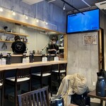 麺屋 彩音 - ミスチルの映像と音楽が流れる店内