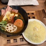 札幌スープカレー絲 - 厚切りベーコンと炙りチーズの海のスープ@1,430円
