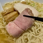 麺屋 彩音 - 柔らかなジューシーなレアチャーシュー