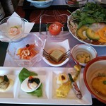 伝承千年の宿 佐勘 - 手前 左:前菜、右:煮物♪