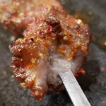 蘭州拉麺店 火焔山 - ラム串の表情。