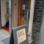 カフェ ヌック - 木製扉が入り口です。