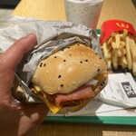 マクドナルド - 見た目も持った感じも小ぶりなバーガー