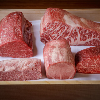 用精挑細選的精肉店精選的神戶牛肉做出各種各樣的料理來品嘗