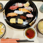 Sushi Shuu - ランチ握り(9貫)、サラダ、小鉢、味噌汁