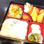マルミ屋 - 料理写真:イカ天ぷらと白身魚フライ弁当