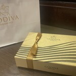 GODIVA 松屋銀座店 - 一新したゴールドコレクション。かつてはもっとシンプルなデザインでした。