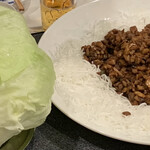 神戸元町別舘牡丹園 - レタス包み（豚ミンチと筍の自家製オイスターソース炒め） 