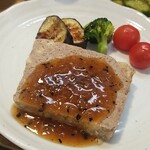 キッチン ブルー グローブ - 反対側から、ソテーオニオンとトリュフのソースはタップリ！