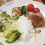 キッチン ブルー グローブ - 再びご飯、サラダ、お新香乗せてワンプレート