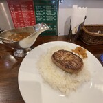 カリカル - ハンバーグは業務用冷凍ハンバーグの傑作「ヴィアンド」かな？我が家の冷凍庫にも常備してる馴染みの味。