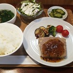 キッチン ブルー グローブ - 豚挽肉とチーズのテリーヌ　ソテーオニオンとトリュフのソース