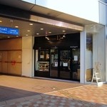 L'est - お店は西鉄平尾駅ビルの一階にありますよ。
