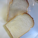 L'est - パン・ド・ミ２９０円、トーストして美味しいパンにと２種の粉を使ってサクサクしっとりに仕上げてあるバターの香りの豊かなパンです。

