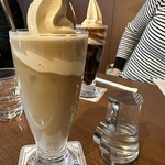ミカド珈琲店 - オレフロート。コーヒーソフトがイン。うま〜。