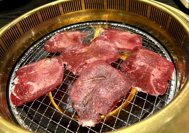 ☆焼肉くんとお寿司ちゃん☆出品 池袋/炭火焼肉・牛刺し・熟成牛舌・ホルモン/金の肉人(にくんちゅ)